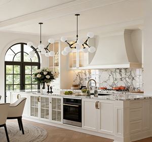 Meubles de cuisine de luxe sur mesure BALOM - Armoires classiques blanches avec un grand espace de rangement et une conception de porte en verre - Product Image 5