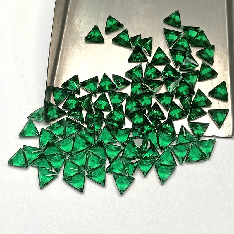 Gemme sintetiche nano verdi sciolte a forma di triangolo all'ingrosso smeraldo