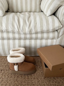 High-quality custom-made original brand wool-lined warm snow boots with thick <b>soles</b> and lightweight design. - Product Image 3