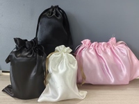 Pochette cadeau personnalisée de haute qualité avec logo imprimé, en tissu satiné couleur bonbon, sac à bijoux anti-poussière avec cordon de serrage, impression numérique et gaufrage