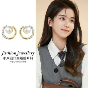 Vendita calda Trending moda Huggie orecchini di lusso gotico foglia geometrica croce Design all'ingrosso gioielli di perle per le donne - Product Image 1