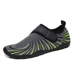 Nuova vendita calda 2023 per scarpe a monte moda gomma flessibile uomo scarpe da dito spiaggia acqua slip on sandalo all'ingrosso
