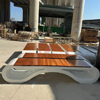 Bancs de patio extérieurs en fibre de verre avec assise en lattes de bois, mobilier urbain personnalisé, approvisionnement en gros pour projets de aménagement paysager de centres commerciaux, parcs et cours