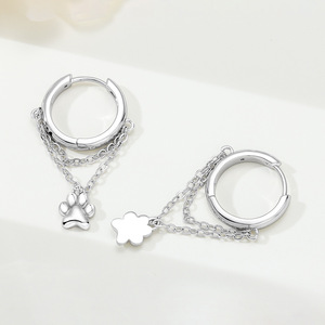 Nuevos aretes/pendientes de latón blanco con adorable diseño de pata de gato, diseño original y exclusivo, aretes modernos y versátiles - Product Image 4