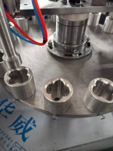 Machine de remplissage et de scellage de tubes d'adhésif <span class=keywords><strong>pour</strong></span> prothèses dentaires, pompe à piston 4 têtes, machine de table <span class=keywords><strong>pour</strong></span> liquides visqueux |   Compatible avec les gros tuyaux - Product Image 4