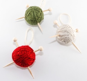 Adorno Navideño Tejido <span class=keywords><strong>de</strong></span> Ganchillo Vintage, Aguja <span class=keywords><strong>de</strong></span> Lana y Bola <span class=keywords><strong>de</strong></span> Hilo, Adorno Navideño para Tejer - Product Image 2