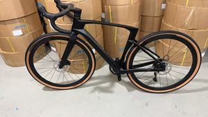 Bicicleta de Carretera Gravel-v3 de 24 Velocidades con Ruedas de Fibra de Carbono, Cambio Inalámbrico y Cableado Interno para Ciclismo en Gravel - Product Image 6