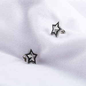 ต่างหูรูปดาวเหล็กไทเทเนียม 3D ลายนูนเครื่องประดับแฟชั่นสำหรับทุกเพศ - Product Image 2