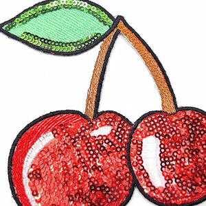 Parche Termoadhesivo de Lentejuelas Redondas de PVC con Diseño de Cereza Roja para Bolsos, Mochilas, Sombreros y Regalos - Product Image 1