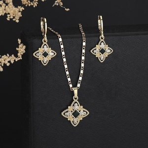 Parure de bijoux de mariage 3 pièces pour femme en laiton raffiné plaqué or 18 carats - Boucles d'oreilles et colliers en zircon pour anniversaires, en alliage - Product Image 6