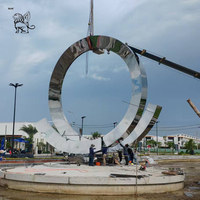 Statue de décoration extérieure personnalisée, sculpture circulaire géante en acier inoxydable, fontaine cascade pour projet municipal