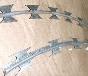 Okul Bölgesi Hırsızlık Önleyici ve Tırmanma Önleyici Korumalı Dikenli Tel Örgü Çit Paslanmaz Çelik Kıvrımlı Altıgen Delikli Rulo Kafes - Product Image 5