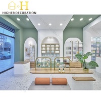 Décoration intérieure et vitrine de présentation pour boutique de parfums de luxe, personnalisation complète de la boutique, décoration de magasin de parfums
