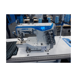 Machine à coudre surjeteuse JACK K4-UT d'occasion avec moteur, trois aiguilles et cinq fils, interlock 5500 points/min - Product Image 1
