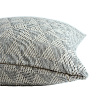 Coussin d'appoint neutre gris clair bleu, texture jacquard fine, pour la décoration des suites d'hôtes B&B et des salons publics
