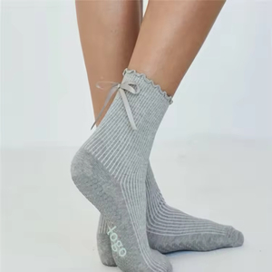 Chaussettes de yoga et de Pilates antidérapantes personnalisées – Chaussettes de ballet à logo personnalisé, chaussettes de Pilates et de yoga à logo personnalisé, à volants pour femmes - Product Image 2
