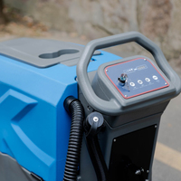 Autolaveuse autotractée à batterie avec une puissance d'aspiration de 550 W, laveuse de sols de qualité commerciale pour les halls d'attente des gares ferrovières