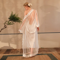 Ensemble 2 pièces élégant pour femme Wildness : Nuisette et robe de chambre en dentelle soluble dans l'eau et maille, longue tenue de détente