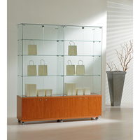 Vitrine moderne en verre 160x40x180 cm avec base en bois de cerisier, portes verrouillables et étagères réglables pour l'exposition dans le salon