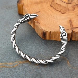 Yunnique Brazalete Vikingo con Diseño de Cuervo para Hombre, Plata Tibetana, Diseño Trenzado, Abierto y Ajustable, Joyería de Moda, Regalo - Product Image 4