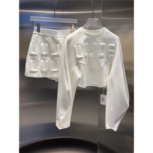 Conjunto <span class=keywords><strong>de</strong></span> Dos <span class=keywords><strong>Piezas</strong></span> <span class=keywords><strong>de</strong></span> Verano 2025 para Mujer, Nuevo, <span class=keywords><strong>de</strong></span> Alta Gama, Diseño Sólido 3D, Estilo Dulce y Urbano, Rejuvenecedor y Estilizador, en Poliéster - Product Image 3