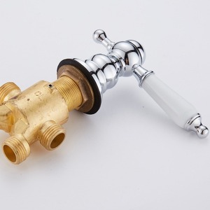 Robinet de baignoire vertical à 3 poignées en laiton chromé, 5 pièces, 5 trous, type split, design moderne, montage sur pont, avec douchette à main en cuivre - Product Image 3