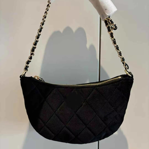 Bolsa de maquillaje de terciopelo en forma de media luna para mujer, de marca de lujo, tela de terciopelo negro con cadena dorada, artículo de regalo. - Product Image 1