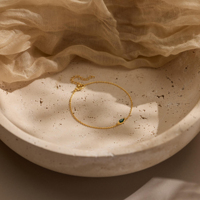 Bracelet personnalisé minimaliste fait main avec pierre de naissance unique, breloque initiale personnalisée, réglable, bijou délicat, cadeau pour elle