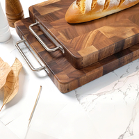 Produit Tendance 2026 : Planche à découper de luxe en bois massif à grain apparent, de forme rectangulaire, avec poignée en acier inoxydable pour accessoires de cuisine