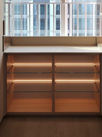 Armoire sur mesure élégante avec portes coulissantes et éclairage LED intégré, idéale pour une chambre à coucher