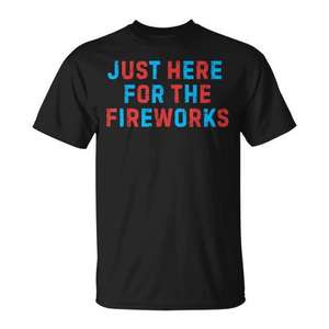 Camiseta Just Here For The Fireworks con diseño patriótico del 4 de julio de EE. UU. - Product Image 1