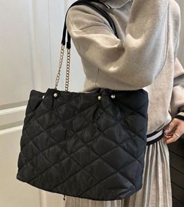 Sac fourre-tout matelassé noir grande capacité pour femme, sac à bandoulière en nylon imperméable et léger avec chaîne dorée - Product Image 1