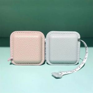 Ruban à mesurer promotionnel en cuir PU de 1,5 m (60 pouces) carré, couleur personnalisée, pour couture et mesure corporelle, fournisseur direct d'usine - Product Image 3