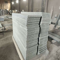 Escaliers en granit gris foncé à surface flammée de conception moderne avec un style élégant et une utilisation en extérieur