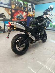 Le modèle <span class=keywords><strong>Kawasaki</strong></span> <span class=keywords><strong>H2</strong></span> avec un moteur de <span class=keywords><strong>400</strong></span> cm³ présente une apparence élégante, idéale pour la conduite urbaine, moto sportive - Product Image 2