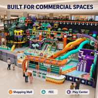 Équipement de terrain de jeu intérieur pour enfants avec piscine à balles sur le thème du carnaval, toboggan triple tube, carrousel, zone de jeux et structure d'escalade
