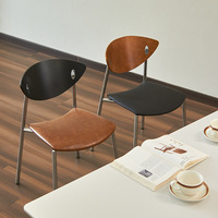 Chaise de salle à manger en bois massif minimaliste nordique avec dossier d'art en fer pour bureau à domicile Internet café café lait thé boutique Design