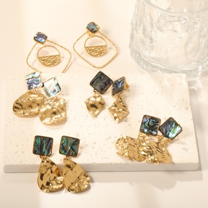 Bijoux de mode en gros, boucles d'oreilles pendantes en acier inoxydable à géométrie irrégulière en forme de feuille, plaquées or 18 carats, avec coquille d'ormeau pour femmes - Product Image 4