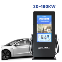 Borne de recharge rapide DC pour véhicules électriques Bluesky 120 kW sur pied avec double connecteur et écran publicitaire pour station publique