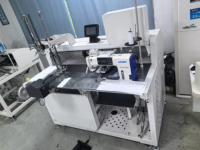 Machine à coudre industrielle automatique de fixation de poche pour polos et chemises avec poseur de poches arrière et arrière