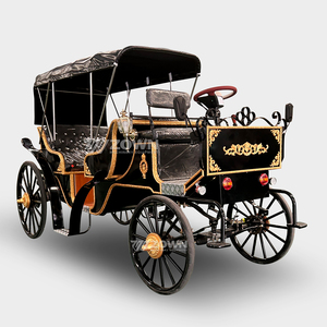 Carruajes turísticos negros sin caballos con techos y ruedas utilizados para recorridos por parques - Product Image 1