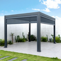 Pergola autonome à lames orientables avec structure en aluminium gris clair et système de toit à lames réglables pour terrasses et espaces extérieurs toute l'année
