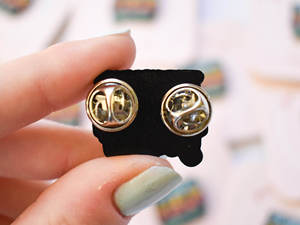 Pin de Esmalte Suave con Diseño de Terapeuta de Salud Mental, Insignia con la Frase 'El Mundo es un Lugar Mejor con Ti', Pin de Solapa para Maestros y Estudiantes - Product Image 6