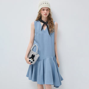 Robe d'été mi-longue décontractée VEGA CHANG <span class=keywords><strong>bleu</strong></span> clair sans manches à col en V et ourlet asymétrique à volants, respirante - Product Image 1