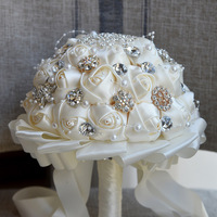 Bouquet de fleurs artificielles en soie pour la mariée, romantique pour la Saint-Valentin, avec des roses en satin modernes, antibactériennes et durables, et une broche.