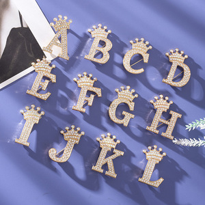 Broches <span class=keywords><strong>et</strong></span> épingles initiales en strass pour femmes pour chapeau sac <span class=keywords><strong>pantalon</strong></span>-Bling A-Z broche initiale en cristal broches avec couronne 26 lettres - Product Image 3
