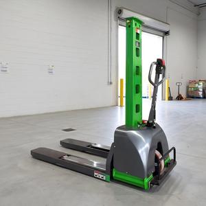 Gerbeur électrique 1 tonne, fourche 1500 mm, mât simple, pneus pleins, utilisation intérieure, commande en position debout, batterie au plomb-acide - Product Image 6