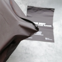 Sac à fermeture à glissière noir bas quantité minimale de commande 100 vente en gros Boutique haute qualité logo personnalisé vêtements noir sac à fermeture éclair pour l'emballage des vêtements