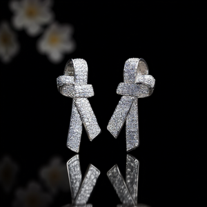 Orecchini a Perno con Fiocco in Oro Bianco, Cristalli e Strass, Gioielli Trendy da Donna per Feste - Product Image 2