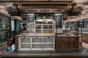 Mobiliario de Exhibición para Cafetería Vintage, Diseño de Tienda Minorista en Madera y Latón, Solución Llave en Mano para Interiores de Panadería Personalizada - Product Image 5
